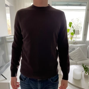 Massimo Dutti Cashmere tröja - Säljer denna riktigt fina cashmere hoodie från Massimo Dutti. Det är 2 små hål vid kragen, men ej nopprig. Använd Max 4 gånger och färgen är i mörkbrun. 