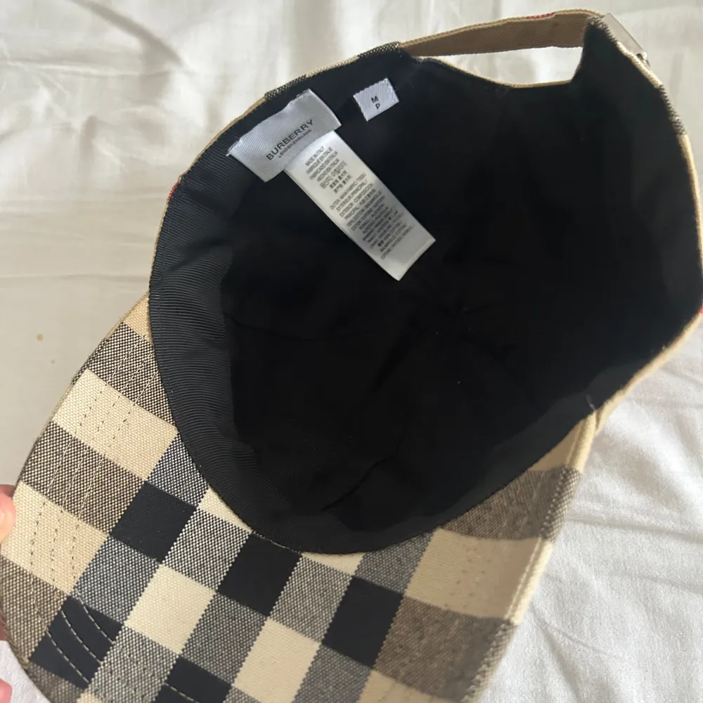 En helt ny burberry keps i nyskick! Kepsen är helt ny och har inte kommit till någon användning därför säljs den. . Accessoarer.