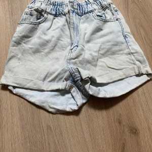 Jeansshorts  - Bra använda, bra skick, korta och bekväma. 