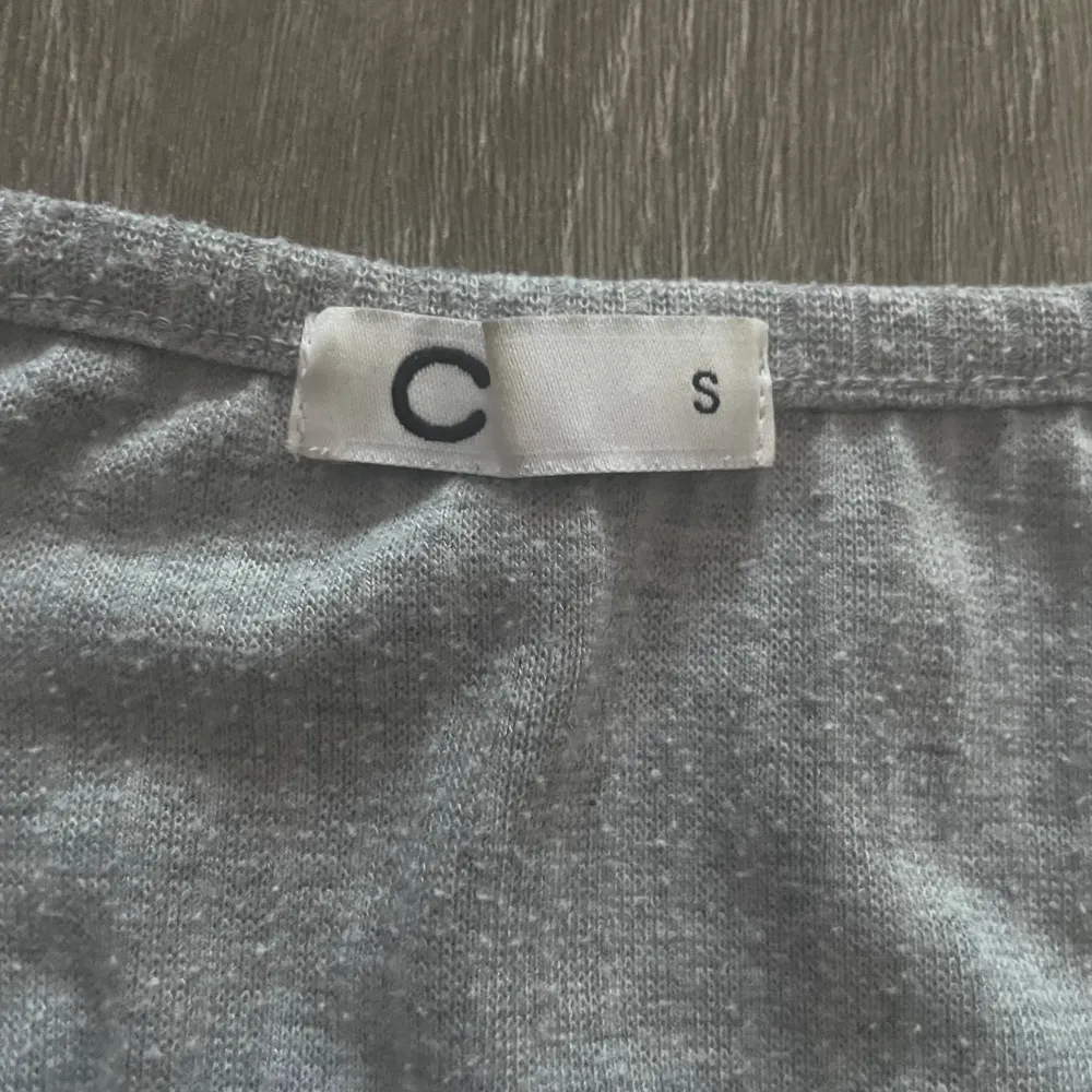 Långärmad grå tröja som har ett litet hack på båda nedre sidorna💓. Tröjor & Koftor.
