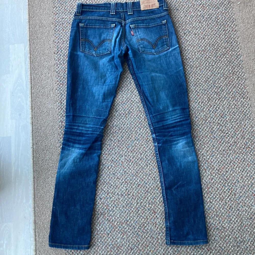 Köpte då jag trodde att det var herr jeans men visade sig att det var lågmidjade jeans. Innerbensmåttet är 82 cm och det är väldigt bra skick förutom små slitningar på knäna kan skicka bild vid begäran. Tveka inte att fråga vid funderingar☺️ . Jeans & Byxor.