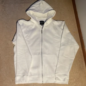 Vit tröja med dragkedja  - Helt ny och oanvänd är den 