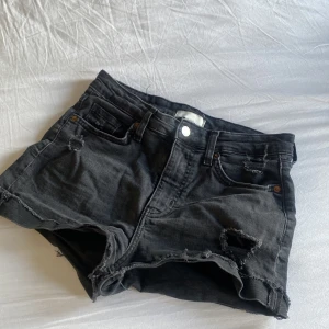 Lågmidjade svarta Jeansshorts  - En par supersnygga jeansshorts från hm. De är väldigt lågmidjade och ännu snyggare på. KÖPAREN STÅR FÖR FRAKT. 