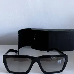 Solglasögon från Prada SS23. Snygg och trendig modell. Väldigt fint skick. Solglasögonfodral ingår. Nypris: 3095kr.