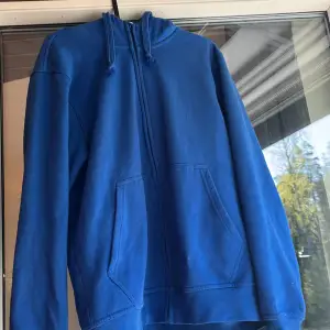 Säljer min super snygga royal blue zip hoodie då jag inte använder den längre 💙  Köparen står för frakten 💞