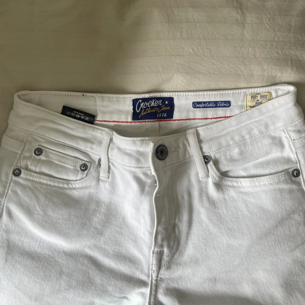 Vita lågmidjade bootcut crocker jeans, stl. 27/31🧚🏻Passar mig som vanligtvis har Xs, dock för långa.. Jeans & Byxor.