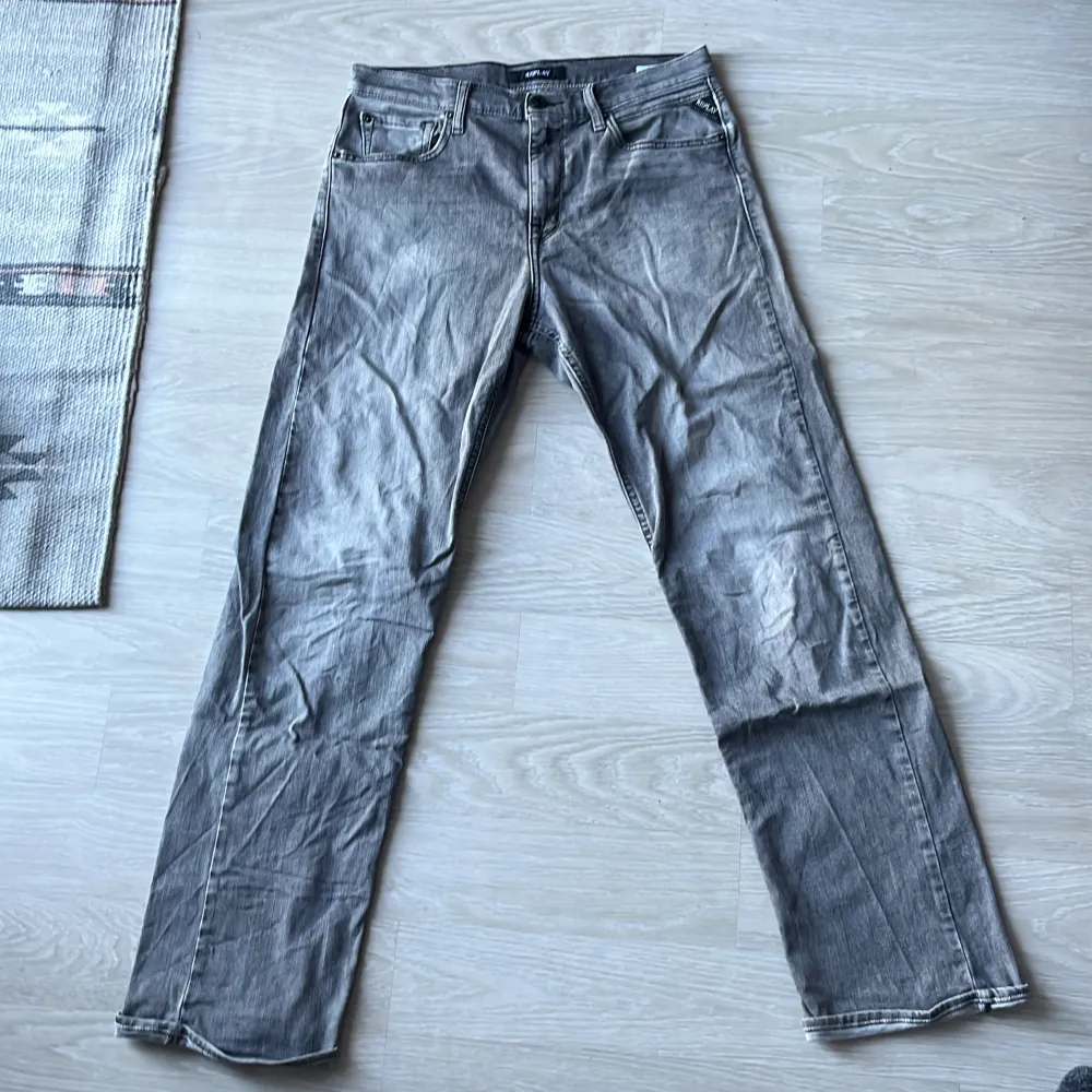 Ett par snygga sparsamt använda replay thad jeans i storlek 166cm.  Storlek 16A. Skick 9/10. Inga håll märken eller slitningar. Priset kan diskuteras . Jeans & Byxor.