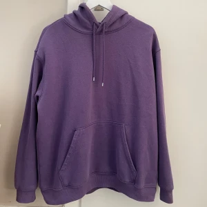 H&M Hoodie - Lila Hoodie från H&M i bra skick. Hoodien är i storlek Medium!