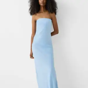 Säljer denna jätte fina satin klänningen då jag råkat köpa dubbletter. Klänningen jag säljer är i sitt original paket, vilket man kan se i de två sista bilderna.💕