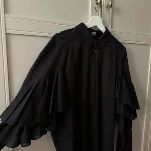 Toteme Blus - Så fin blus från Toteme. Knäppning hela vägen. Volang på ärmarna. 100% cotton. Använd ett fåtal gånger. Kommer precis från kemtvätt.