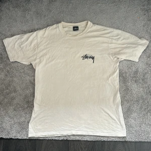 Stussy T-Shirt - Bra skick Subtil missfärgning vid kragen(knappt synligt) Strl M 