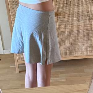 Superfin kjol från hm köpt förra sommaren säljer pga att den tyvärr inte kommit till användning💕💕Den är väldigt luftig och super bekvämt material