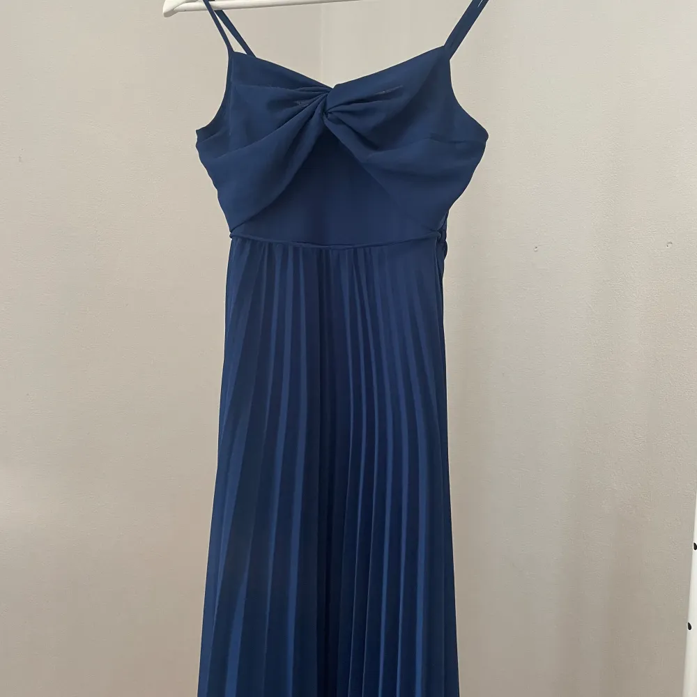 Marinblå balklänning som endast är använd 1 gång. Perfekt till en lärarmiddag eller bal. Storlek 36 (S) men sitter som XS-S. Längd: 90cm Midja: 30 cm. Nypris: 999 kr. . Klänningar.