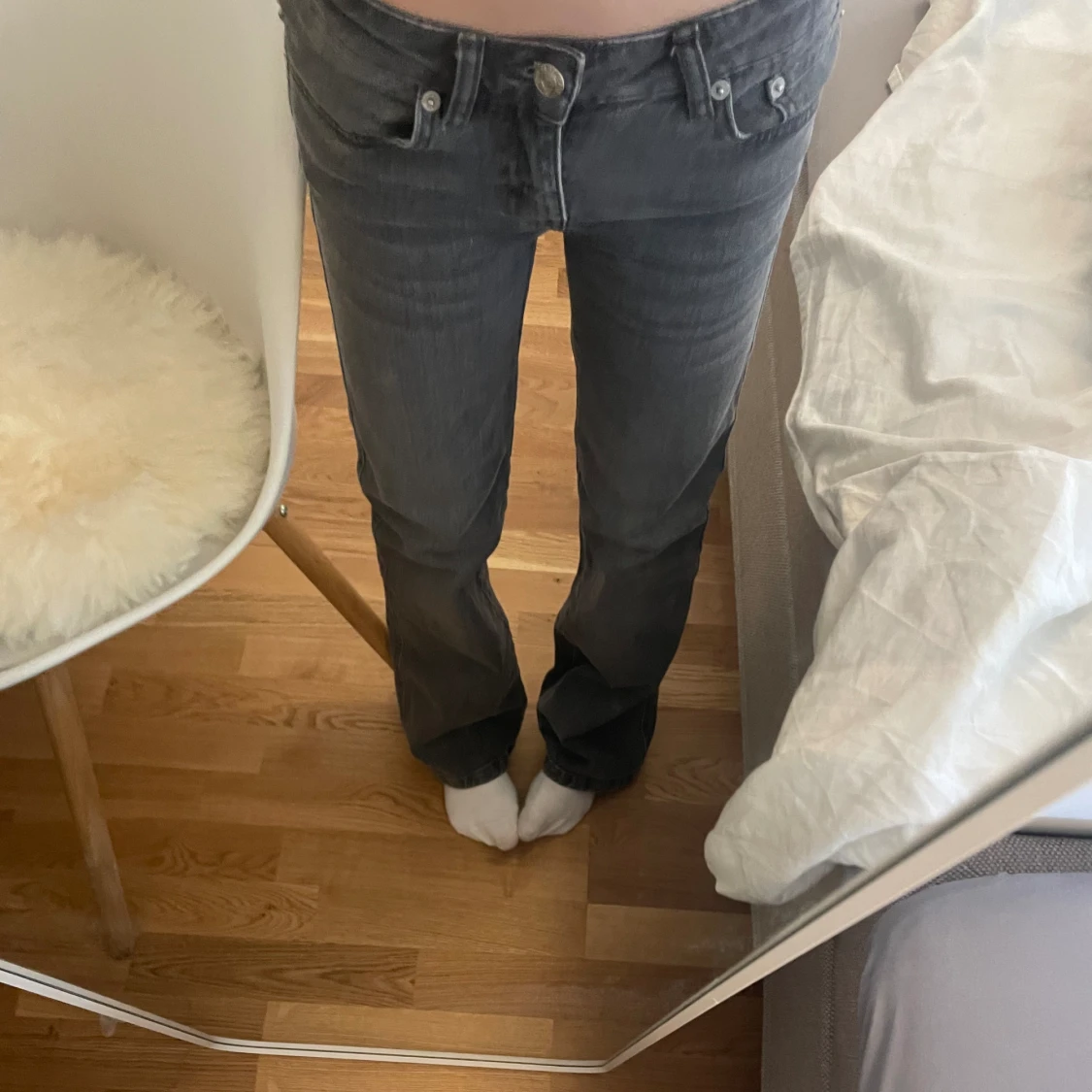 Säljer Gråa Lågmidjade jeans från lager 157!!