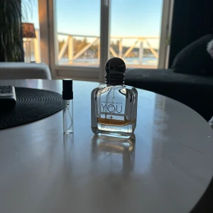 Stronger With You For Men - Emporio Armani Stronger With You Eau de Toilette. Hans doft lever i nuet och är formad av energin hos det moderna  I 5 ml 