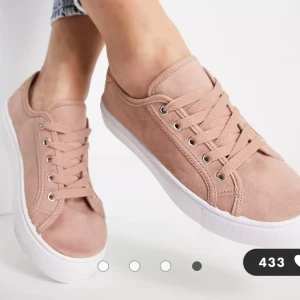 Helt nya lågskor - Helt nya, aldrig använda skor i puderrosa/rosabeige mocka-liknande tyg. Storlek 37