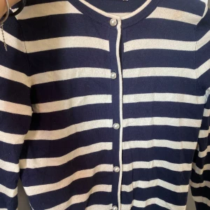 Zara randig kofta - Säljer denna köpt från zara, lite defekter på användning men inget man tänker på. Jätte fin med slits vid armarna. 