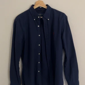 Ralph lauren mörkblå skjorta - Nice skjorta till sommaren i fint skick Storlek :M