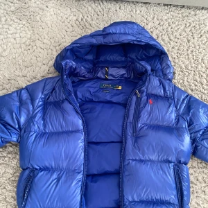Säljer en fin polo Ralphloren jacka som bara är använd under denna vinter. - Polo Ralphloren jacka 9/10 skick