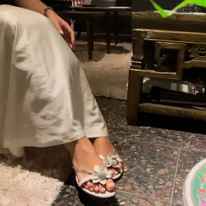 Jättefina sandaler med blommor 💛