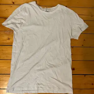 Säljer nu min vita tshirt från märket samsøe samsøe. Storleken är M och är gjord av bomull. Säljer den då den är alldeles för liten. Endast använd ett fåtal gånger i bra skick. Original pris 349:-. Pm för mer info och bilder 