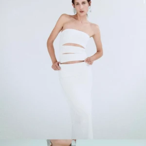 Klänning från Zara - Så fin klänning från Zara! Den är i L men den passar M bra med! Säljer eftersom jag inte använder den så mycket 