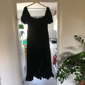 lång klänning - super fin klänning med volanger längst med slitsen och puffiga armar, midjan dras åt när man har den på💗 använder tyvärr aldrig så den behöver ett nytt hem (använd 2 gånger)