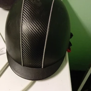 Rid hjälm  - Säljer mi rid hjälm för jag rider inte längre har haft den i 1år jäte bra sick 10/10 på sicket på hjälmen 