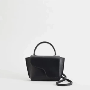 Atp atelier väska - Säljer denna super snygga väska ifrån ATP. Den är slutsåld och i bra skick. Säljer endast för bra pris. Nypris 3600kr