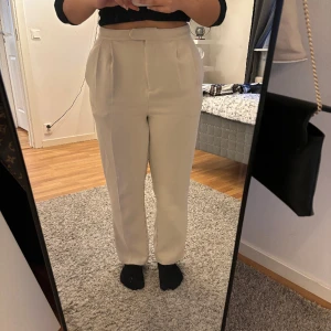 Kostymbyxor NA-KD - Beige kostymbyxor från NA-KD  högmidjade 