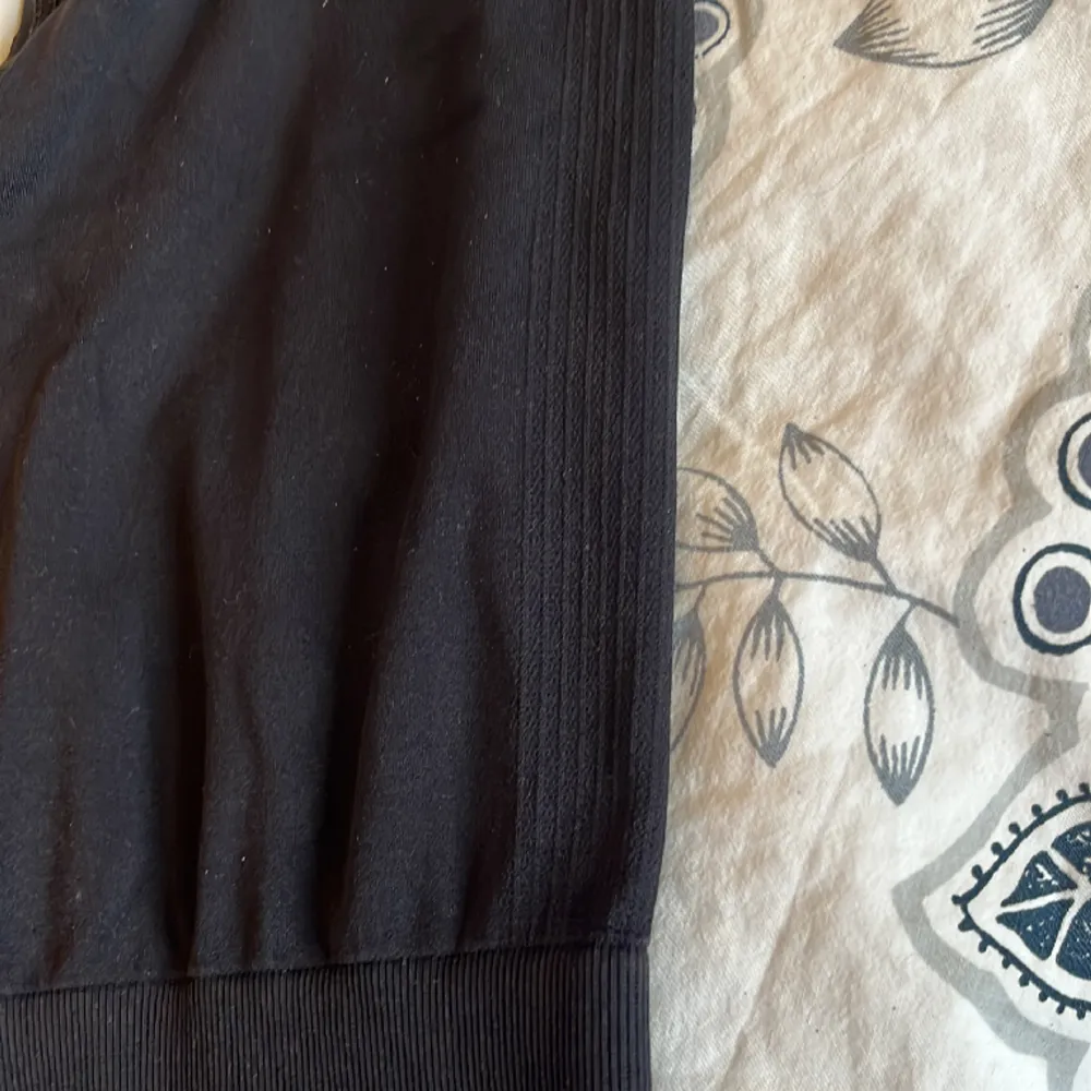 Jättefina och sköna Svarta träningstights från Röhnisch i storlek XS/S, som är i ribbat mönster på sidan 🖤. Jeans & Byxor.