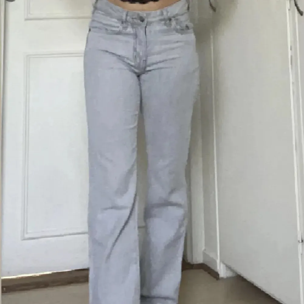 Säljer dessa jättesnygga lågmidjade jeansen från Bikbok, strl W26L32, några cm förlånga för mig som är 161cm🥰 150kr+frakt!!. Jeans & Byxor.