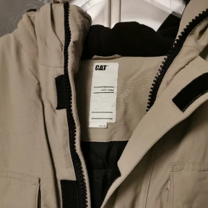 Caterpillar jackan  - Det är sparsamt jacka i jatte bra skick och det är medium men passa som XL 