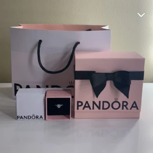 Pandora ring - ”upphöjda hjärtan ring” - Säljer denna sjukt fina Pandora ring som är i silver. Den är använd 1 gång och det finns inga defekter alls. Allt på första bilden finns kvar. Skriv privat ifall ni har några frågor❤️