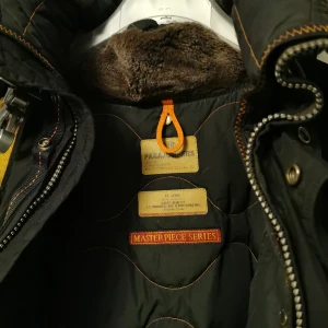 Parajumpers jacka  - En fina och jättebra jacka som är äkta finns id kod ny pris 10000