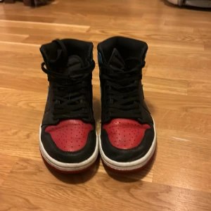 Jordan 1 UNC to Chicago  - Tjena, säljer ett par fräscha jordans som ja tyvärr inte används längre. Skorna är i superskick och kommer tvättas innan frakt, inga skador eller liknande   Pris kan diskuteras 👌🏻