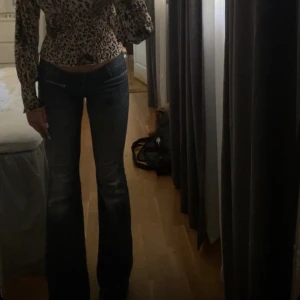 Low bootcut jeans  - Jätte fina, men väljer att sälja dem nu. Midjan 39 cm 💞