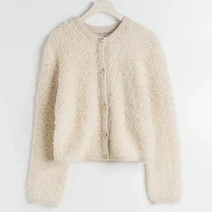 Cardigan  - Säljer denna så fina koftan ifrån Gina! Har endast andvänt fåtal gånger, knappen högst upp har tyvär ramlat av men har en extra man får med. Sitter fint oversized på mig som brukar ha S 🙌🏼🥰