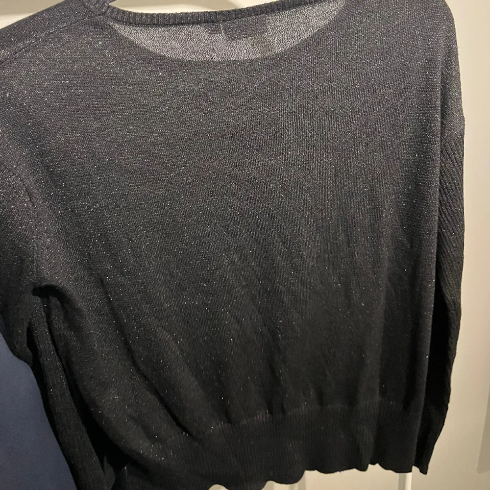 Jättefin och skön glittrig svart tröja från Kappahl. Säljer denna vidare då den inte kommer till användning. Skriv vid frågor❤️. Tröjor & Koftor.