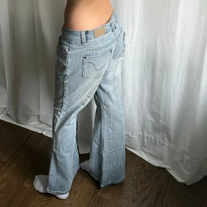Lågmidjade jeans - Vintage lågmidjade ljusa baggy / bootcut jeans från Boysen’s. Midjemått: 82 cm. Innerbenslängd: 77 cm. Storlek 44 men passar mer en 40/42 💓