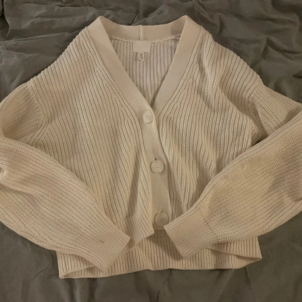 Cardigan från h&m, säljs då den inte lämgre kommer till användning. Knappt använd heller! . Tröjor & Koftor.