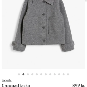 Kappa Kappahl  - Säljer min nya kappa från Kappahl. De är den modellen som på första bilden men ni ser att min är mörkare än den på hemsidan. De för den är slutsåld. Superfin att ha både med eller utan halsduk och fungerar vår och höst! Köpt för 900kr. DM för fler bilder🥰