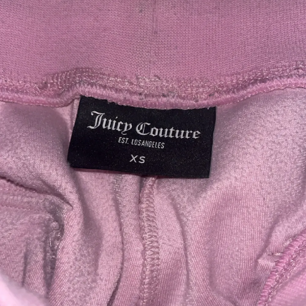 Säljer nu dessa rosa juicy couture byxor i storlek xs. Har haft dem i ca ett år och de enda defekterna som finns är att de har lite missfärgningar längst nere på byxbenen, därav priset. Annars är de i jättefint skick! Skriv för fler bilder.  (Äkta). Jeans & Byxor.