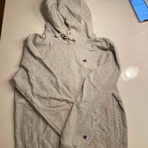 Grå Champion tröja - Mycket bra skick… nästan aldrig använd!