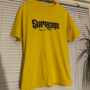 Supreme T-shirt - Sjukt fet Supreme T-shirt i bra skick. Väldigt rare, i storlek L. DM vid frågor eller fler bilder!