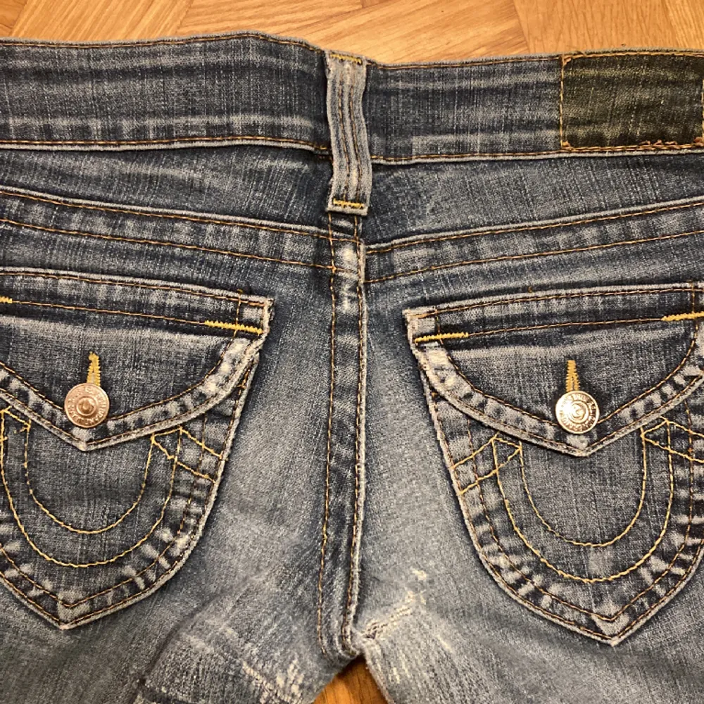 True religion jeans i ganska slitet skick, som dock gör dem ännu snyggare. De är slitna i skrevet som man ser på sista bilden, men sitter väldigt bra. Har klippt upp dem vid fötterna så att de sitter bootcut! De är lågmidjade och trendiga just nu!. Jeans & Byxor.