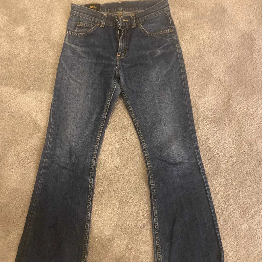 Säljer mina as snygga lågmidjade bootcut jeans från Lee i storlek 13 (xs) kan tyvärr inte ta bilder på hur de sitter på då de blivit för små på mig. Jättebra skick. Jeans & Byxor.