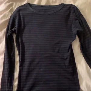 brandy melville tröja  - brandy melville tröja, använd några gånger så bra skick💓
