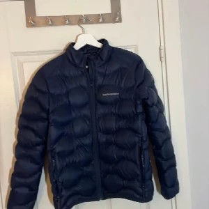 Peak Performance jacka  - Peak Performance jacka i storlek 170. Inga skador eller defekter. Skick 9/10. Nypris 1900. Bara att skriva vid funderingar.