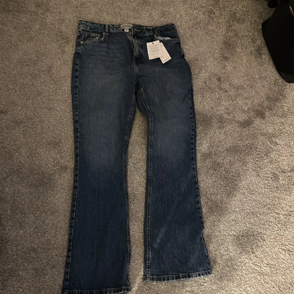 Snygga lite utsvängda jeans aldrig använda storlek 42. Jeans & Byxor.
